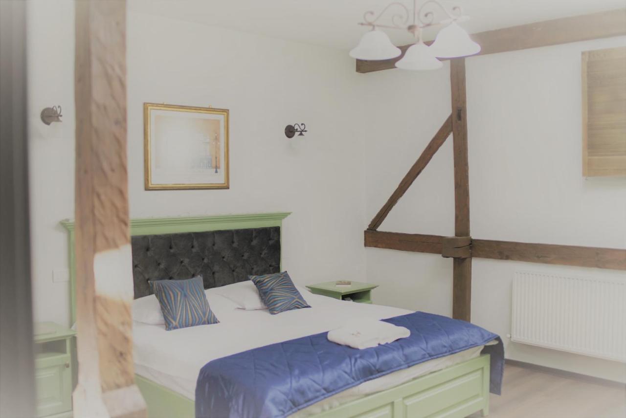 Hotel La Curtea Domneasca Piatra Neamţ Zewnętrze zdjęcie