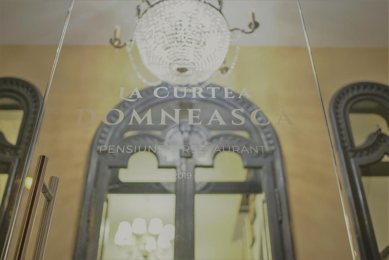 Hotel La Curtea Domneasca Piatra Neamţ Zewnętrze zdjęcie